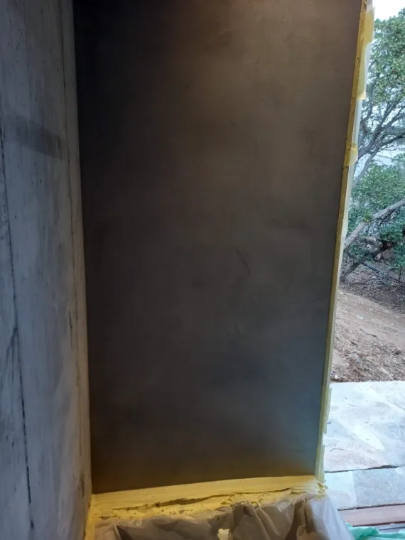 Application de béton ciré sur un mur de salle de bain à Bormes-les-Mimosas, Le Lavandou, Le Peintre