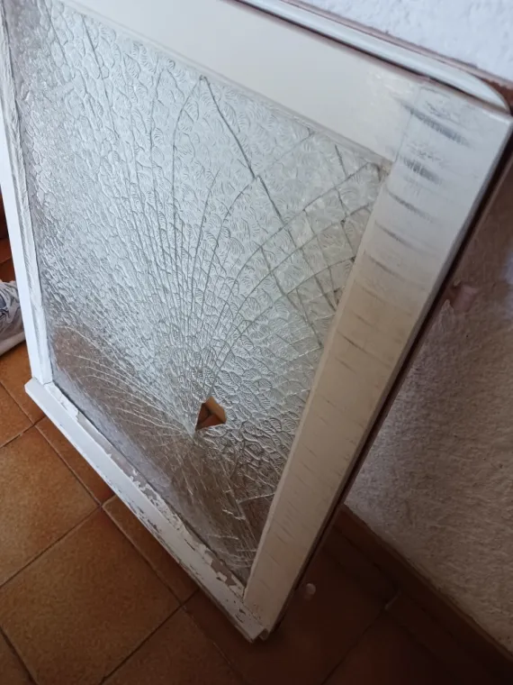 Changement de vitre cassée d'une salle de bain à Bormes les mimosas, Le Lavandou, Le Peintre