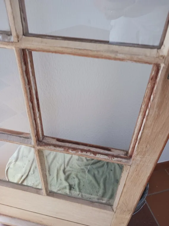 Le peintre à effectuer en urgence des changements de vitres cassées au Lavandou, Le Lavandou, Le Peintre