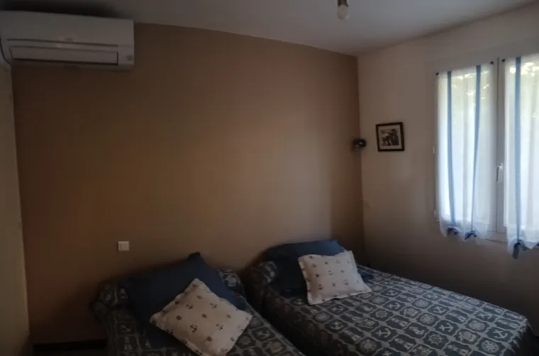Finition mat au plafond ,velours au murs et teinte en tête de lit 
