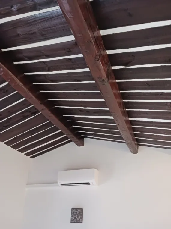 Plafond lasur sur poutres 