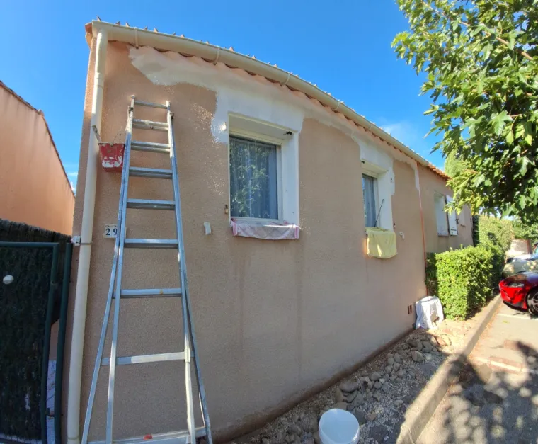Après lavage de la façade, application d'un fixateur 