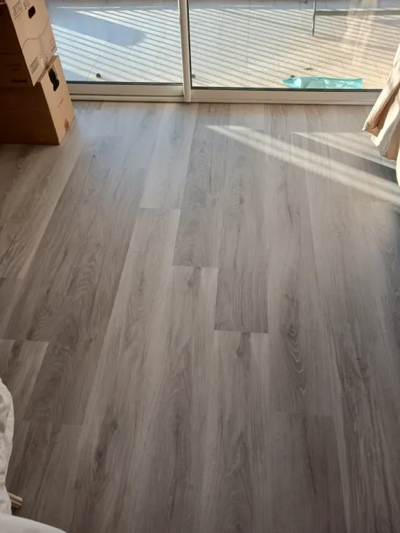 pose de revêtement de sol imitation parquet, Le Lavandou, Le Peintre