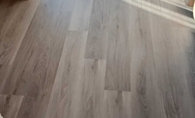 pose de revêtement de sol imitation parquet, Le Lavandou, Le Peintre